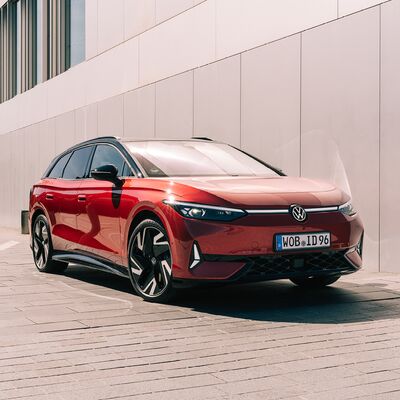 Ein rotes Volkswagen ID.7 GTX steht vor einer modernen Wand und repräsentiert die Innovation von Auto Röhr.