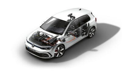 Volkswagen Golf GTE mit transparentem Gehäuse zeigt den hybriden Antriebsstrang. Škoda Auto Röhr.