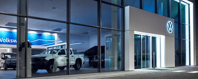Das Volkswagen Zentrum Passau zeigt eine moderne Verkaufsfläche mit einem weißen Pickup und stilvollem Design.
