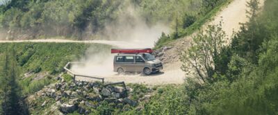 VW California in grau in aktion