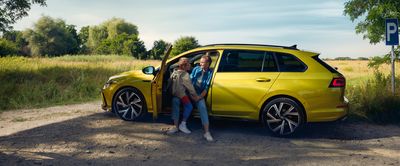 VW golf variant in gelb mit Familie