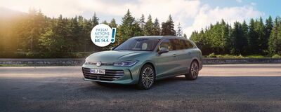 Ein eleganter Volkswagen Passat steht auf einer malerischen Straße, umgeben von grünen Bäumen, und bewirbt die Passat Aktionswoche.