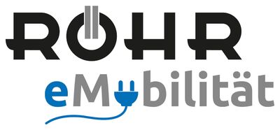 Logo von Röhr E-Mobilität mit stilisiertem Stecker in der Schrift.