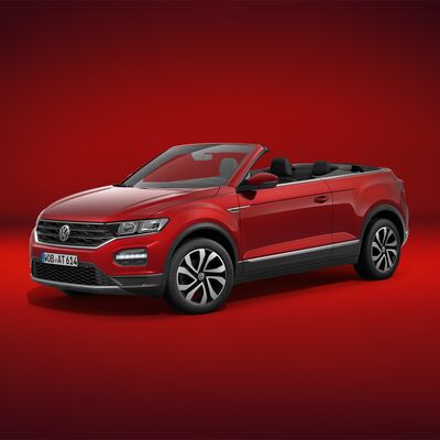 Rotes Volkswagen T-Roc Cabriolet auf rotem Hintergrund, präsentiert von Volkswagen Zentrum Passau.