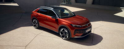 Ein elegantes rotes Volkswagen SUV steht in einer modernen Umgebung, bereit für eine Probefahrt bei Auto Röhr.