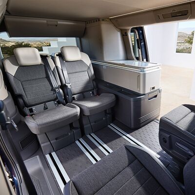 Geräumiger Innenraum eines modernen Vans mit bequemen Sitzen und praktischem Stauraum. Škoda Auto Röhr.