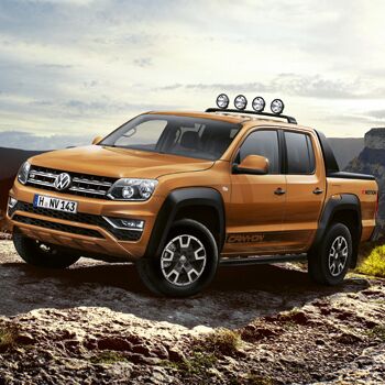 vw amarok in orange frontansicht in aktion