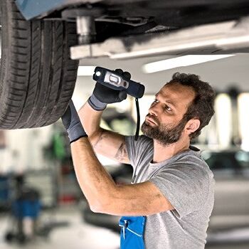 Ein Mechaniker inspiziert ein Auto im Volkswagen Zentrum Passau.