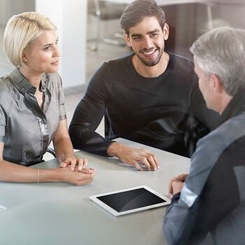 Ein Mann und eine Frau besprechen Versicherungsdetails.