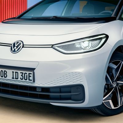 Volkswagen id 3 in weiß front und scheinwerfer