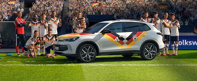 Ein Fußballteam posiert stolz neben einem Škoda Auto Röhr auf dem Spielfeld während der ENERGY-Days. | © Erich Röhr GmbH & Co. KG