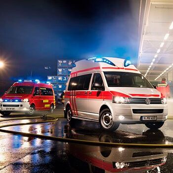 Zwei Einsatzfahrzeuge, darunter ein Volkswagen, bei Nacht im Einsatz.