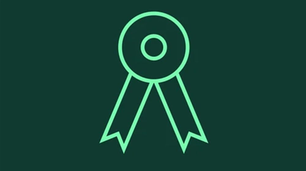 Ein stilisiertes grünes Abzeichen symbolisiert die Vorteile von Auto Röhr.