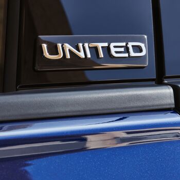 Nahaufnahme eines blauen Autos mit der "United"-Plakette. | Škoda Auto Röhr.