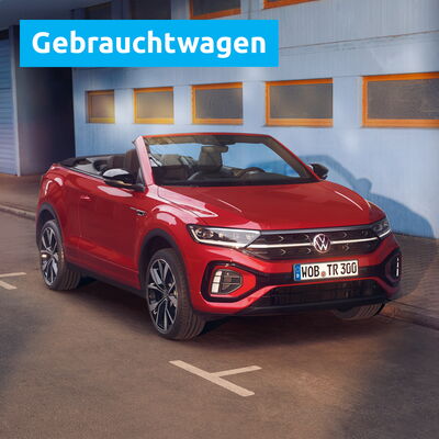 Ein roter Volkswagen T-Roc Cabrio parkt vor einer modernen Wand bei Auto Röhr | © Erich Röhr GmbH & Co. KG.