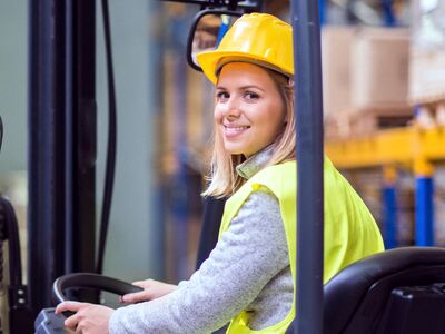 Lagerlogistik-Fachkraft fährt Gabelstapler in einem Lager. Škoda Auto Röhr.