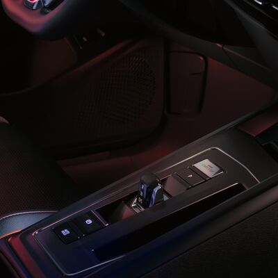 Nahaufnahme der Mittelkonsole eines VW Golf GTI mit Schaltknauf und Tastenbeleuchtung. Erhältlich bei Auto Röhr.