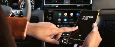 Person bedient Android Auto in einem Fahrzeug mit IQ-Drive-Technologie. | Škoda Auto Röhr.