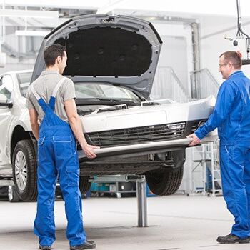 Zwei Mechaniker bei der Fahrzeuginstandsetzung.