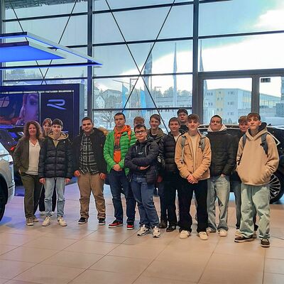 Eine Gruppe Schüler der Realschule Passau besichtigt das Autohaus von Škoda Auto Röhr.