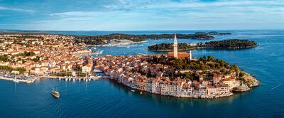 Luftaufnahme von Rovinj mit malerischer Altstadt und Küstenlandschaft. Perfekt für Erich Röhr GmbH & Co. KG.