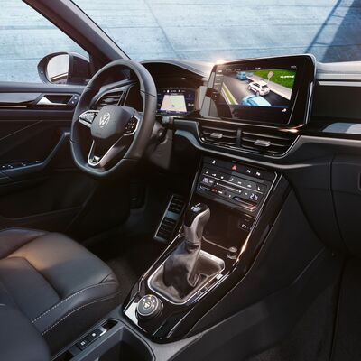 Das Interieur eines modernen Volkswagen mit digitalem Display ist im Auto Röhr Stil gestaltet.