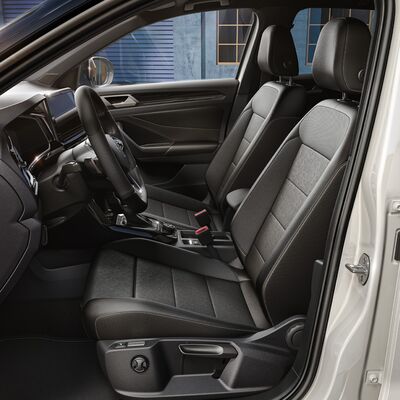 Der moderne Innenraum eines Autos zeigt stilvolle Sitze und Armaturen, wie im Škoda Auto Röhr präsentiert.