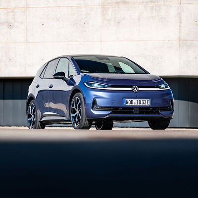Der Volkswagen ID.3 Neo steht in einem modernen Umfeld und repräsentiert die Zukunft der Mobilität bei Auto Röhr.