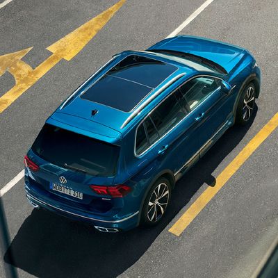 Volkswagen tiguan in blau von oben panoramadach