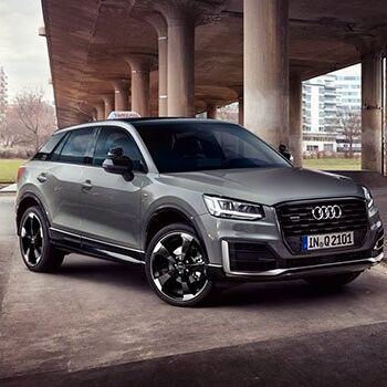 Grauer Audi unter Brückenpfeilern, geeignet für Fahrschule. Audi Zentrum Passau.