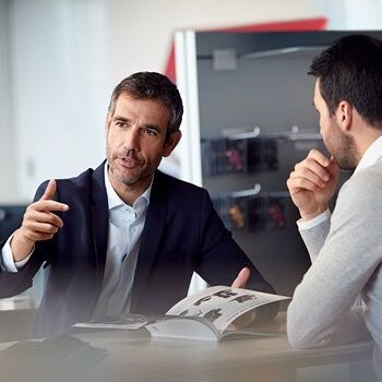 Zwei Männer diskutieren in einem Büro