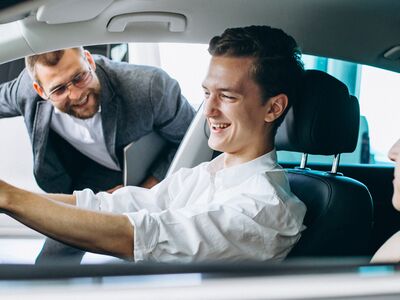 Mann und Frau testen ein Auto, Verkäufer von Škoda Auto Röhr berät freundlich.