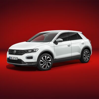 Weißer Volkswagen T-Roc vor rotem Hintergrund, präsentiert von Volkswagen Zentrum Passau.
