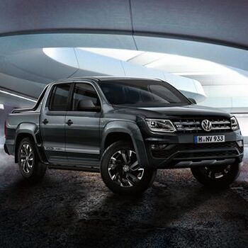 Ein grauer Volkswagen Amarok Dark Label steht in einem modernen, futuristischen Raum. | Volkswagen Zentrum Passau