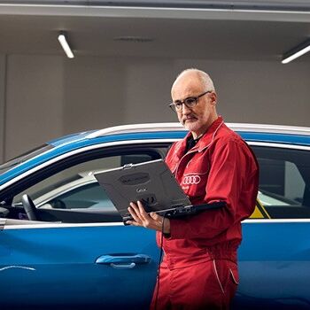 Ein Techniker führt eine Fahrzeugdiagnose durch.