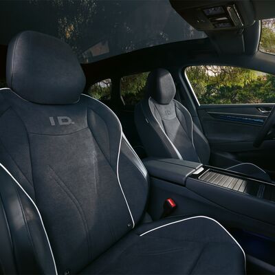 Moderner Innenraum eines Autos mit stilvollen Sitzen und Panoramadach. Verbunden mit Škoda Auto Röhr.