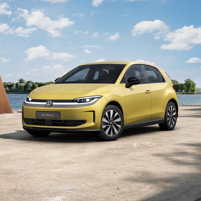 Der gelbe Volkswagen ID. Polo steht am Ufer, umgeben von einer malerischen Landschaft, präsentiert von Auto Röhr.