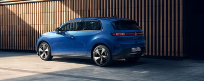 Ein blauer Volkswagen ID.3 steht elegant vor einer modernen Holzwand, präsentiert von Auto Röhr in Passau.