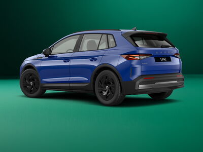 Der Škoda Elroq zeigt sein modernes Design vor grünem Hintergrund | © Škoda Auto Röhr.