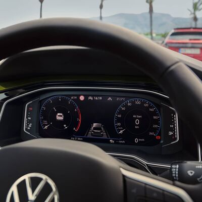 Die digitale Anzeige eines Volkswagen im Auto Röhr zeigt Geschwindigkeits- und Fahrinformationen.