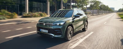 Ein moderner Volkswagen SUV fährt dynamisch die Straße entlang, präsentiert von Auto Röhr in Passau.
