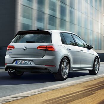 Volkswagen Golf in silber heck von hinten