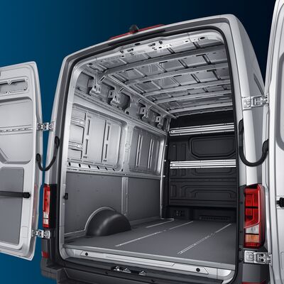 Innenansicht eines leeren Transporters mit offenen Türen, präsentiert von Auto Röhr.