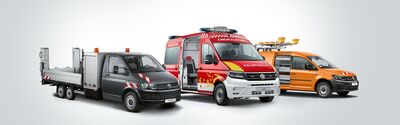 Drei Sonderfahrzeuge, darunter ein Feuerwehrwagen, ausgestellt im Volkswagen Zentrum Passau.
