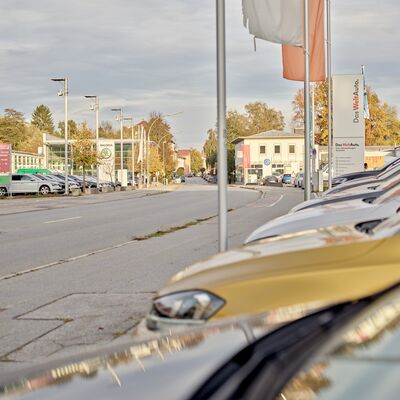 Firmengebäude von Auto Röhr mit Parkplatz und Autos