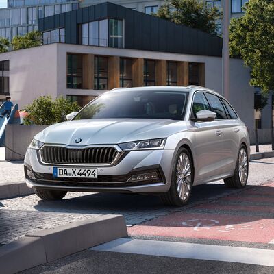 Silberner Škoda Octavia Combi auf städtischer Straße vor modernen Gebäuden geparkt. Škoda Auto Röhr.