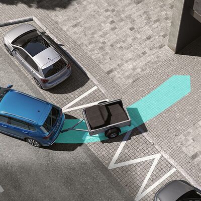Ein blauer SUV mit Anhänger parkt präzise rückwärts auf einem Parkplatz, unterstützt durch Auto Röhr Technologie.