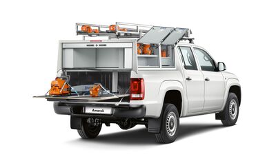 Weißer VW Amarok mit geöffnetem Heck, beladen mit Werkzeugen. Erhältlich bei Volkswagen Zentrum Passau.