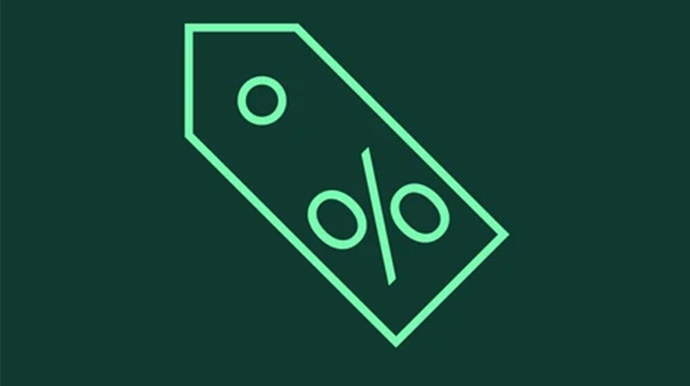 Ein grünes Rabatt-Symbol auf dunklem Hintergrund repräsentiert Angebote bei Auto Röhr.