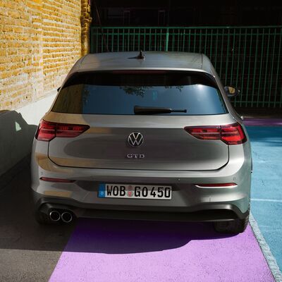 Silberner Volkswagen GTD auf buntem Parkplatz. Passende Inspiration für Auto Röhr.